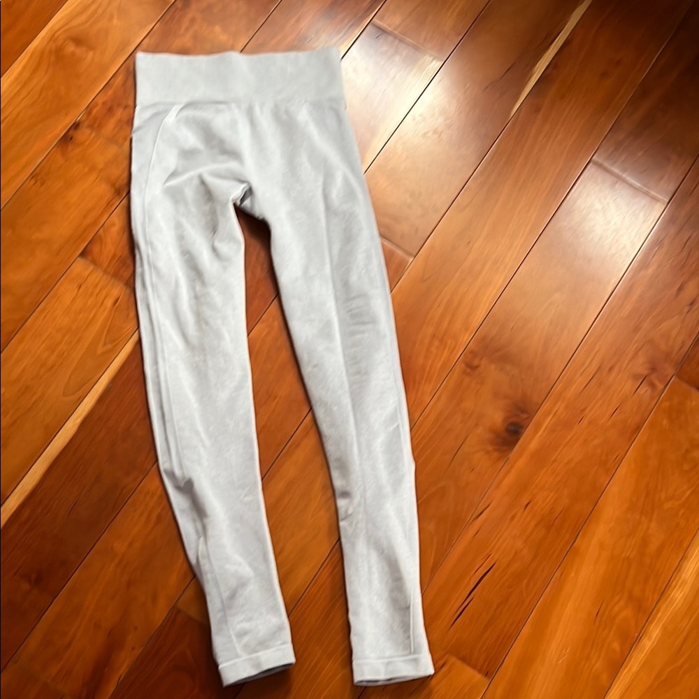 Women’s light grey leggings